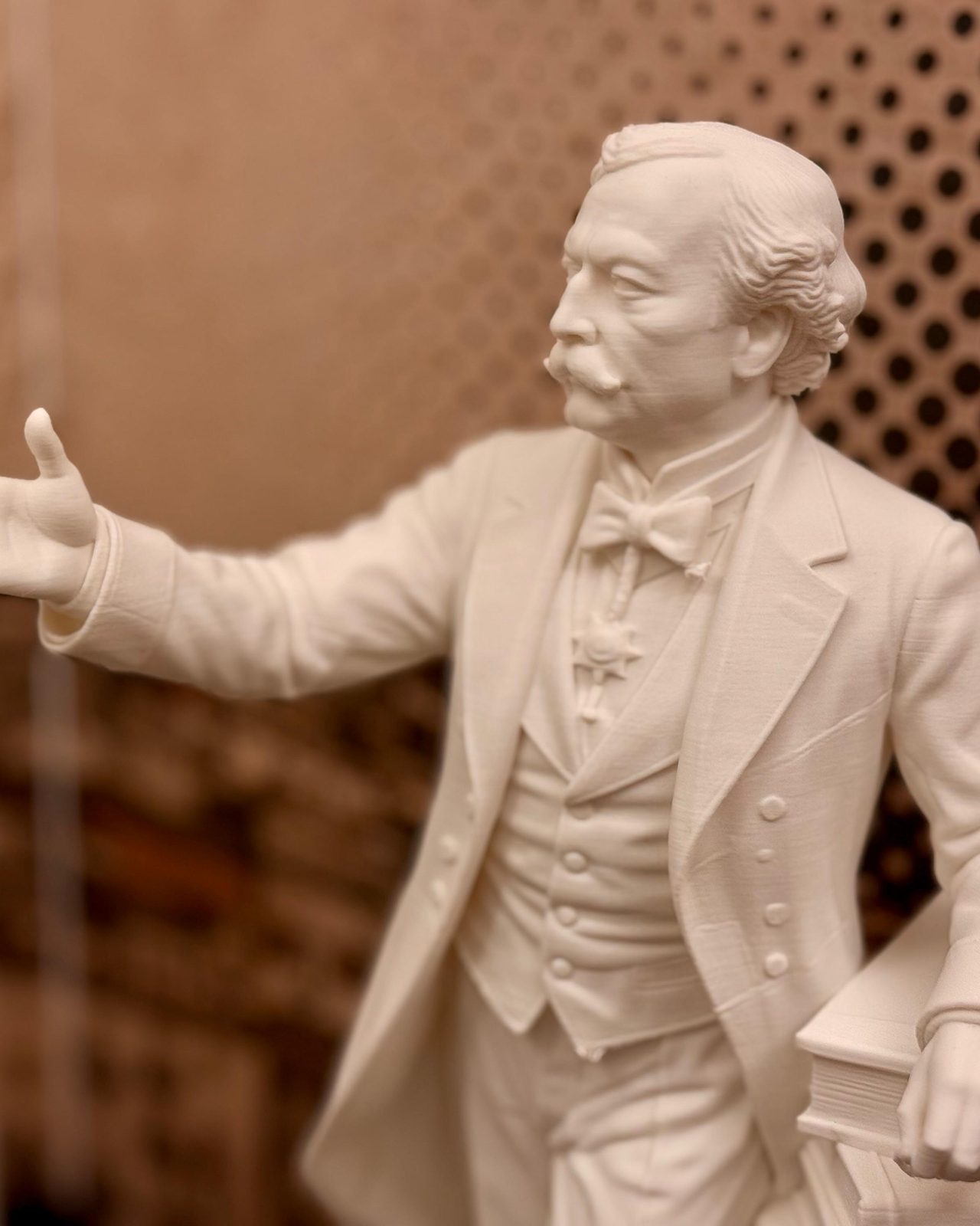 Il Legislatore — Emanuele Gianturco in posa oratoria, statua effetto gesso