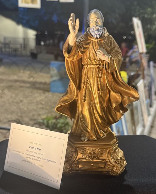 Padre Pio benedicente, statua in oro antico su base barocca